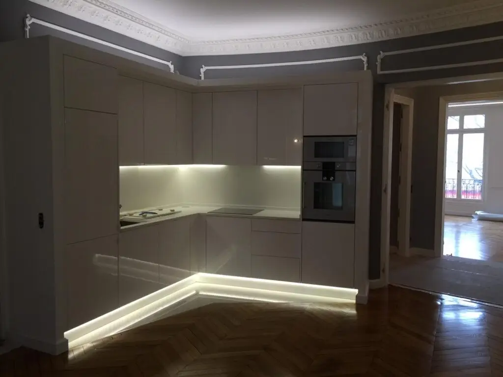 posts Instagram SecStaff – plafond décoratif en staff avec moulures artisanales